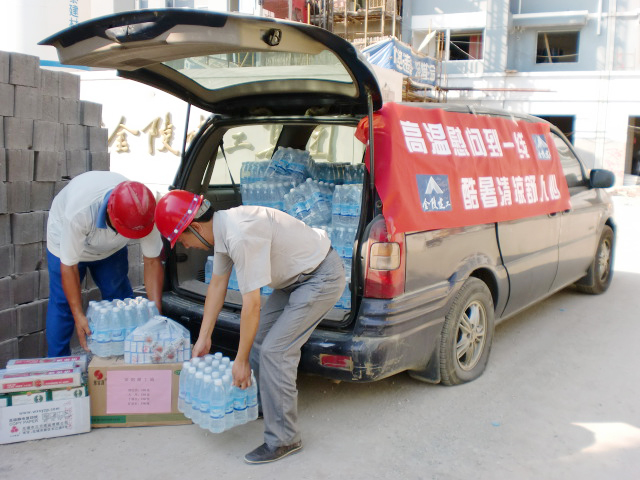 高溫慰問到一線，酷暑清涼舒人心